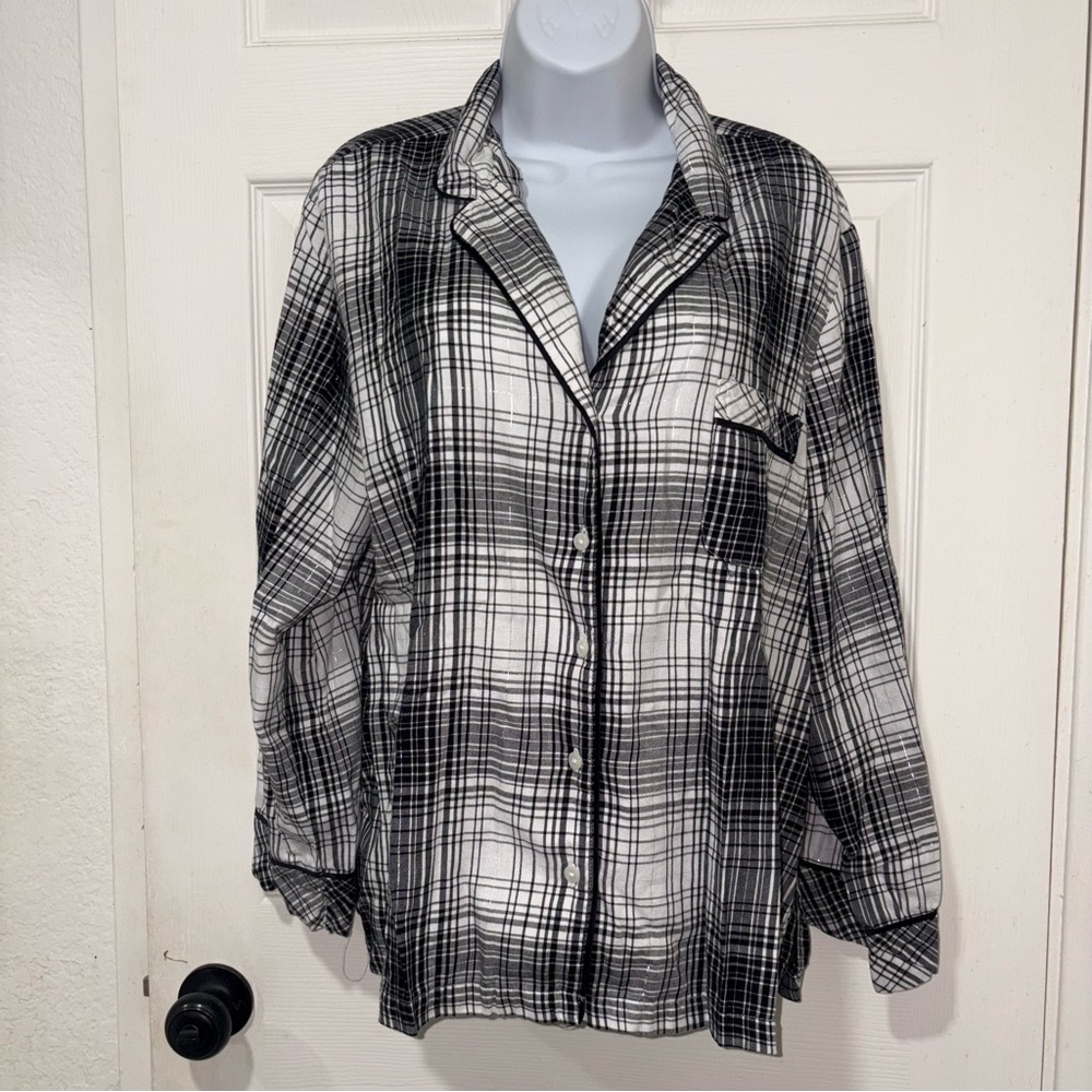 3/$15 MUST BUNDLE - Black and White Plaid Button-Up Pajama Shirt | size: XL